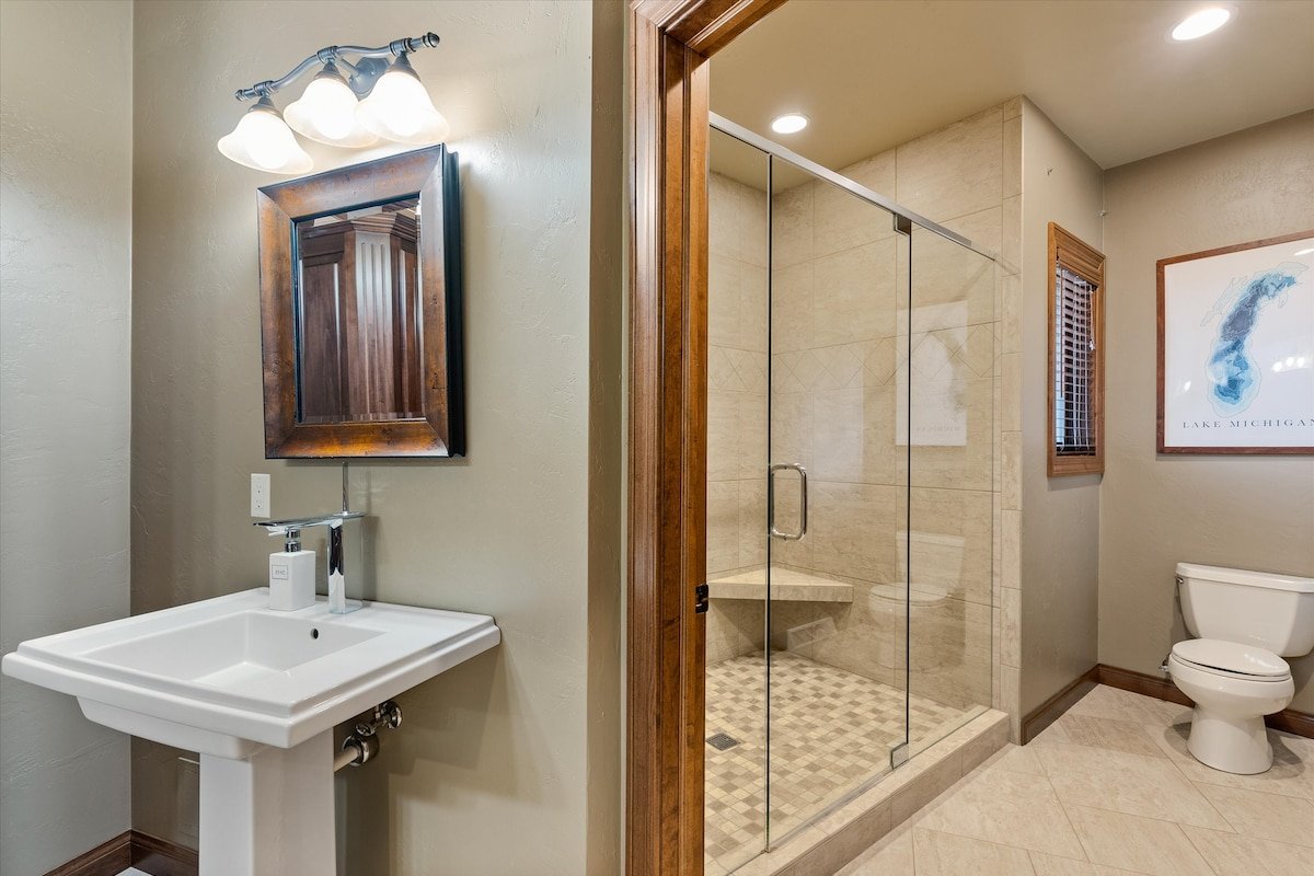 Entire mansion for 18 guests with indoor pool! gallery image 5