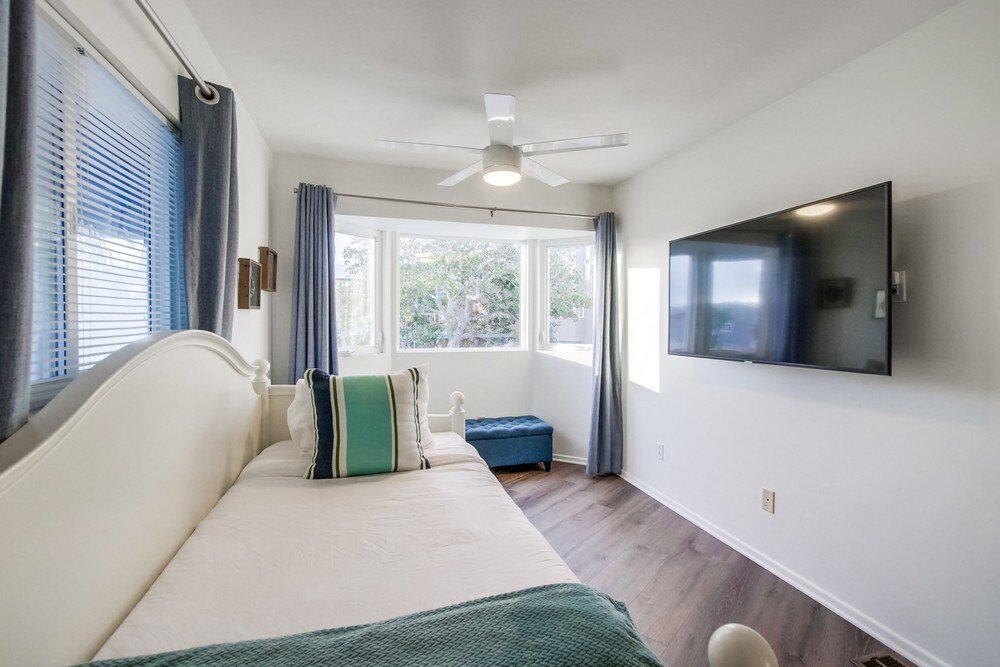 Large Home, One-House Off Bay w/ AC, 4 Car Parking gallery image 5