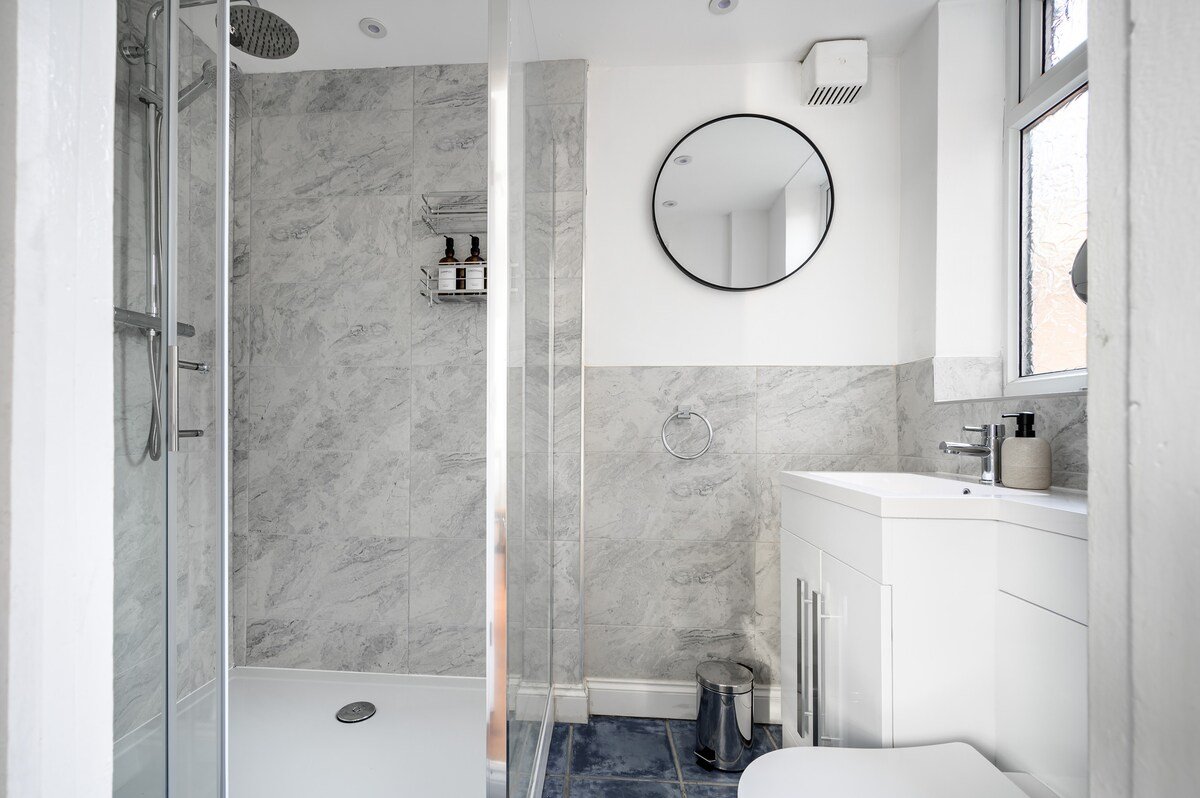 Modern 4-Bed • Free Parking • Work & Leisure Stays gallery image 5