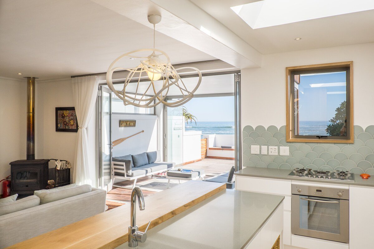 Location! Beachfront Villa gallery image 4