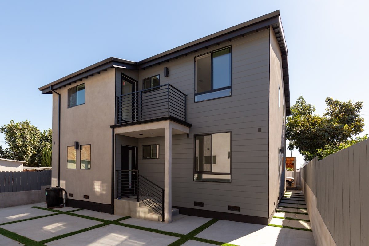 Modern 6BR Retreat • Near DTLA, Disney & Beaches gallery image 3