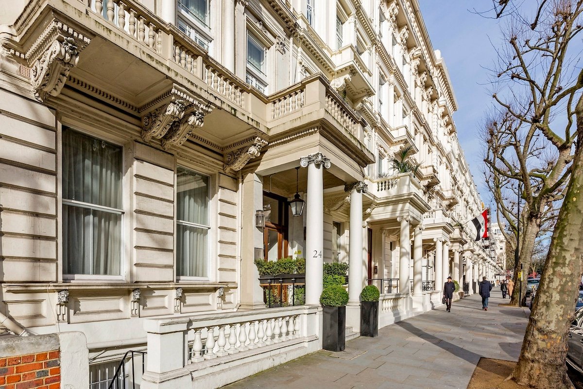 South Kensington Luxury 3 Bed Apartment – Terrace gallery image 2