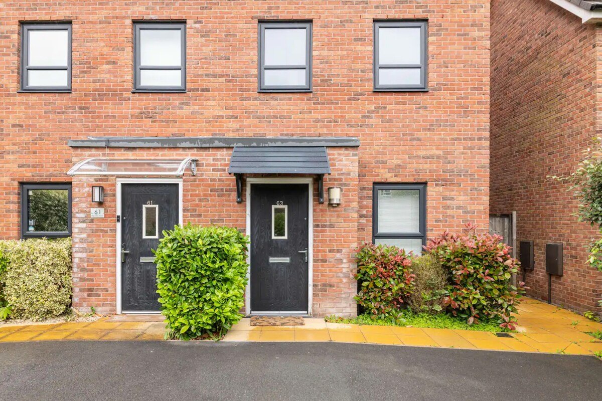 Stunning 3 Bedroom House with parking and garden gallery image 3