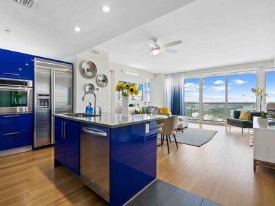 Luxury 2×2 condo, water views & hotel amenities