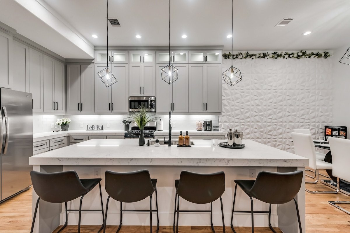 Rodeo Drive – Luxury! Hot tub, Pool, Fire Pit gallery image 5