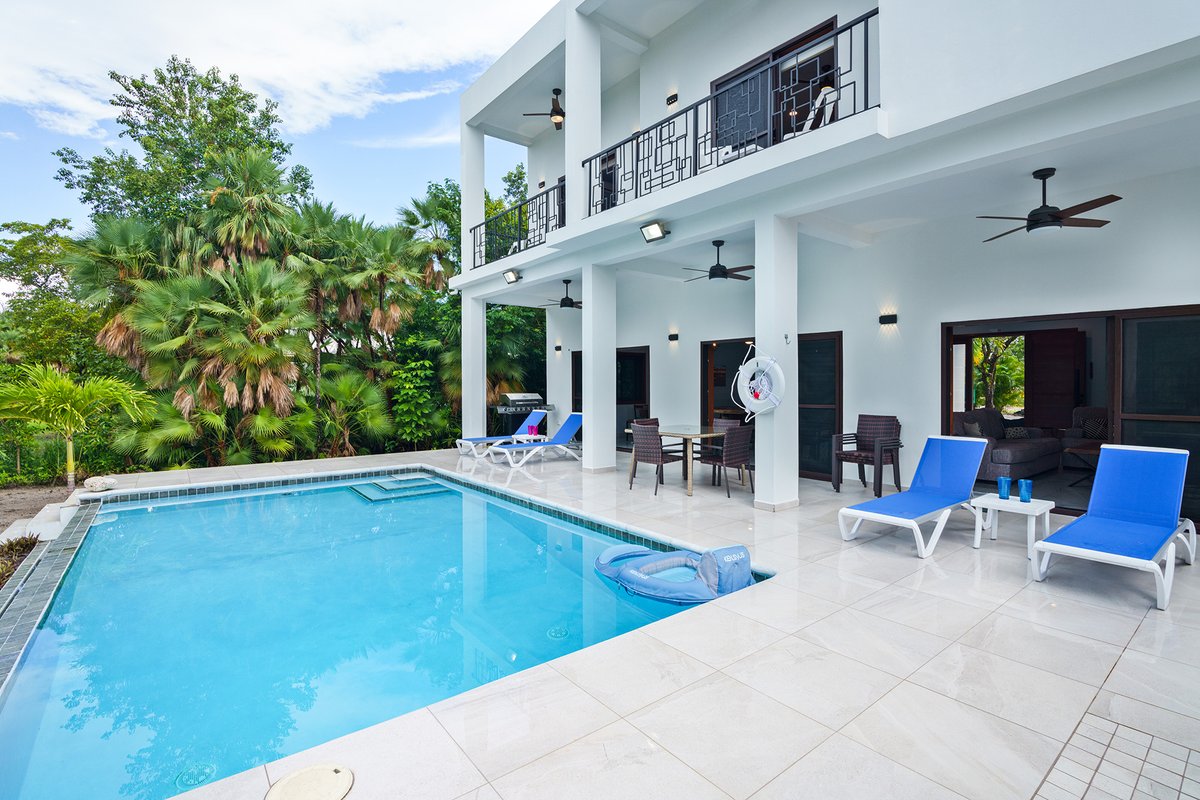 Contemporary Villa with pool in Naia Residences