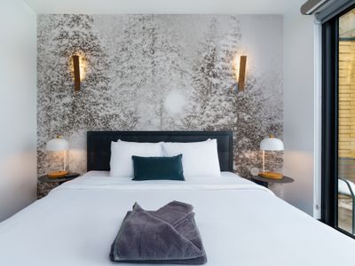 Modern Flat w/ Mountain Views + Private Balcony