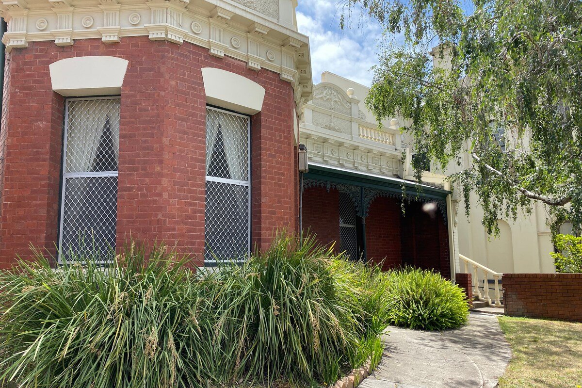 St Elizabeth’s Home – 4 BED & 2 BATH – Sleeps 10! gallery image 2