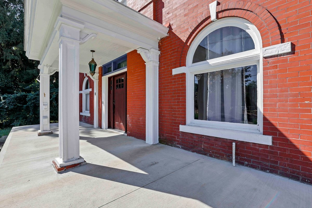 Spacious-6 Bedroom Comfortable Traditional Living gallery image 4