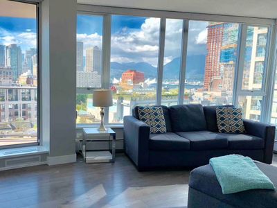 Amazing Views, DT, 2BR+DEN/ParkingPoolGym/Location
