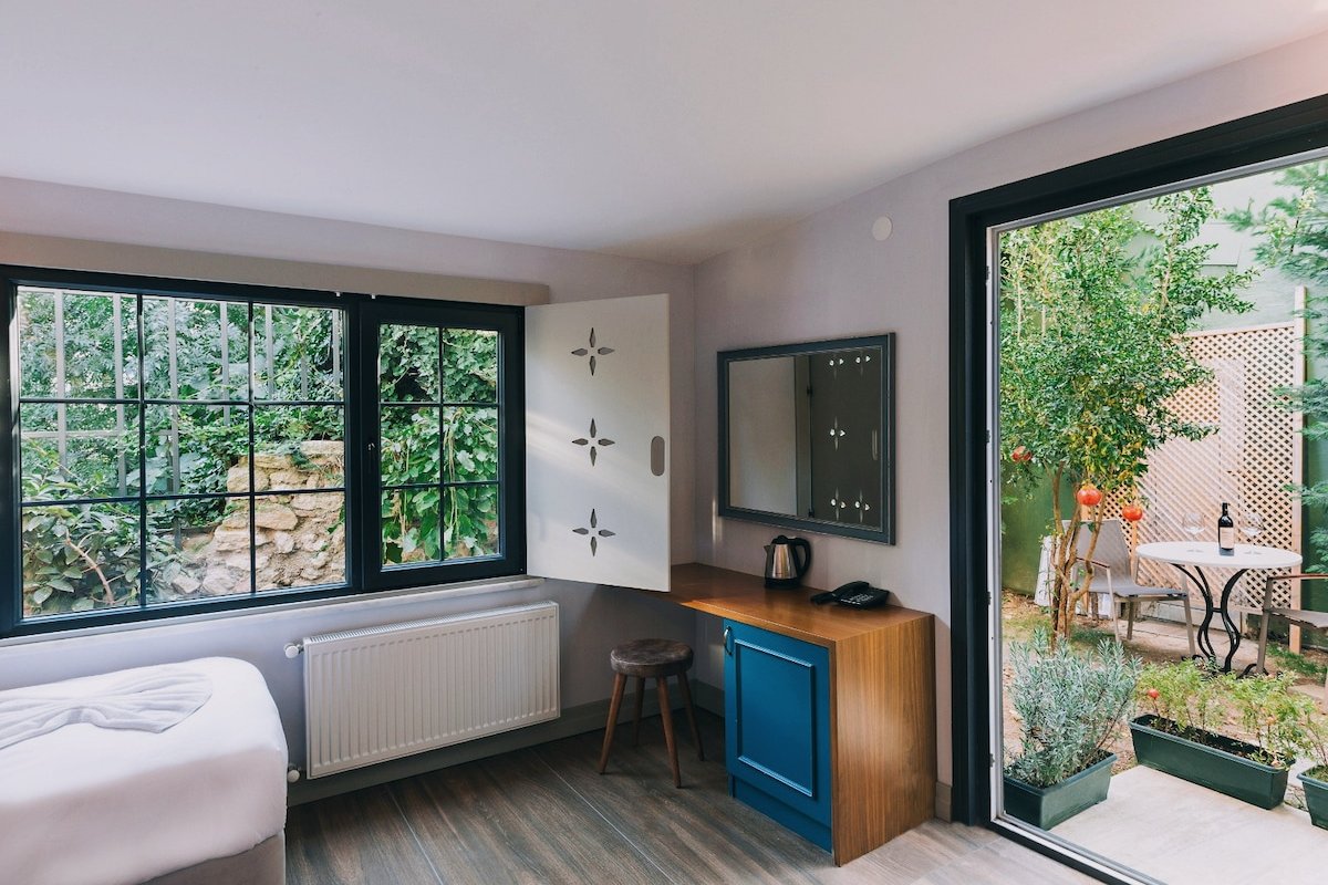 Oasis Adjacent Garden Suite – Central Old City gallery image 3