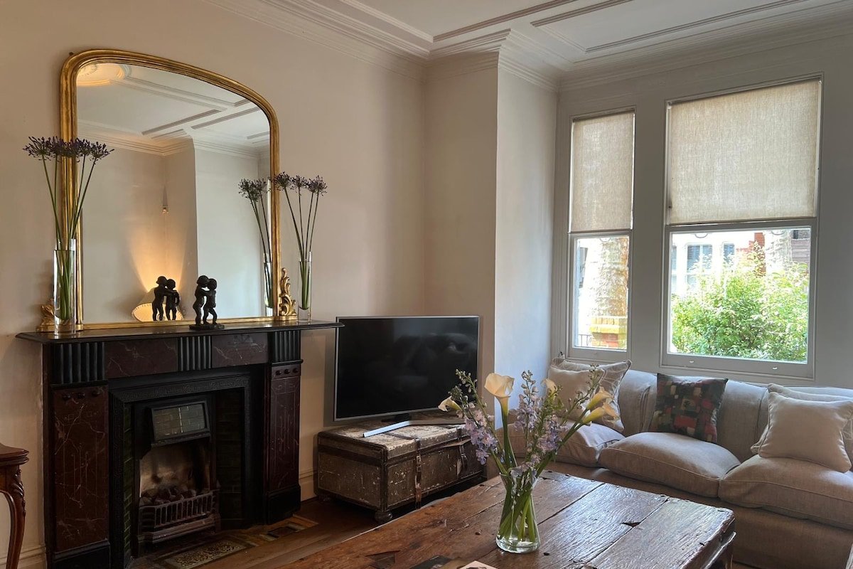 Cheerful 6 bedroom home in leafy Fulham. gallery image 3