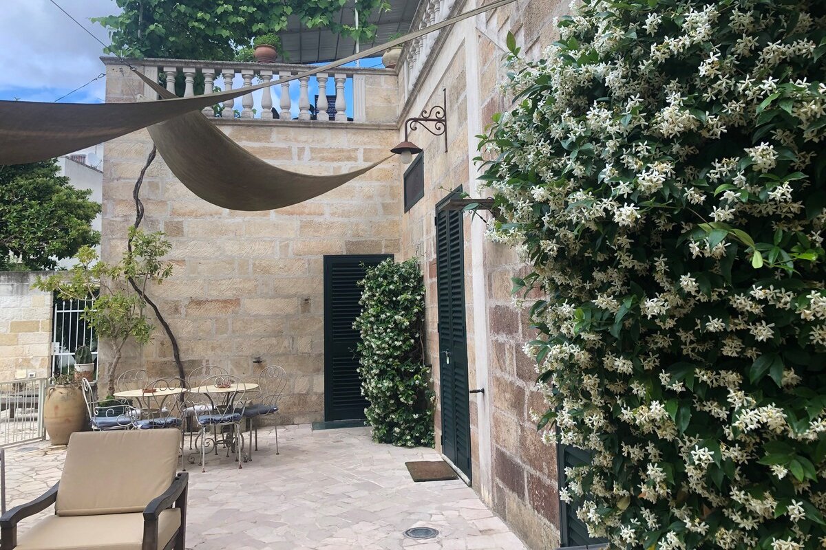 Historic apartment with pool gallery image 3