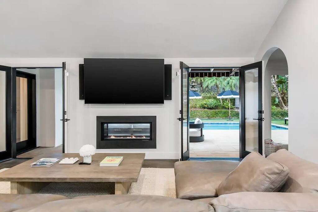 Beverly Hills Lux Retreat: Elegance Meets Serenity gallery image 5