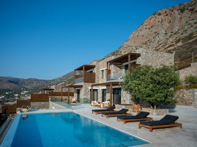 Seafront Villa – heated pool & access to a beach