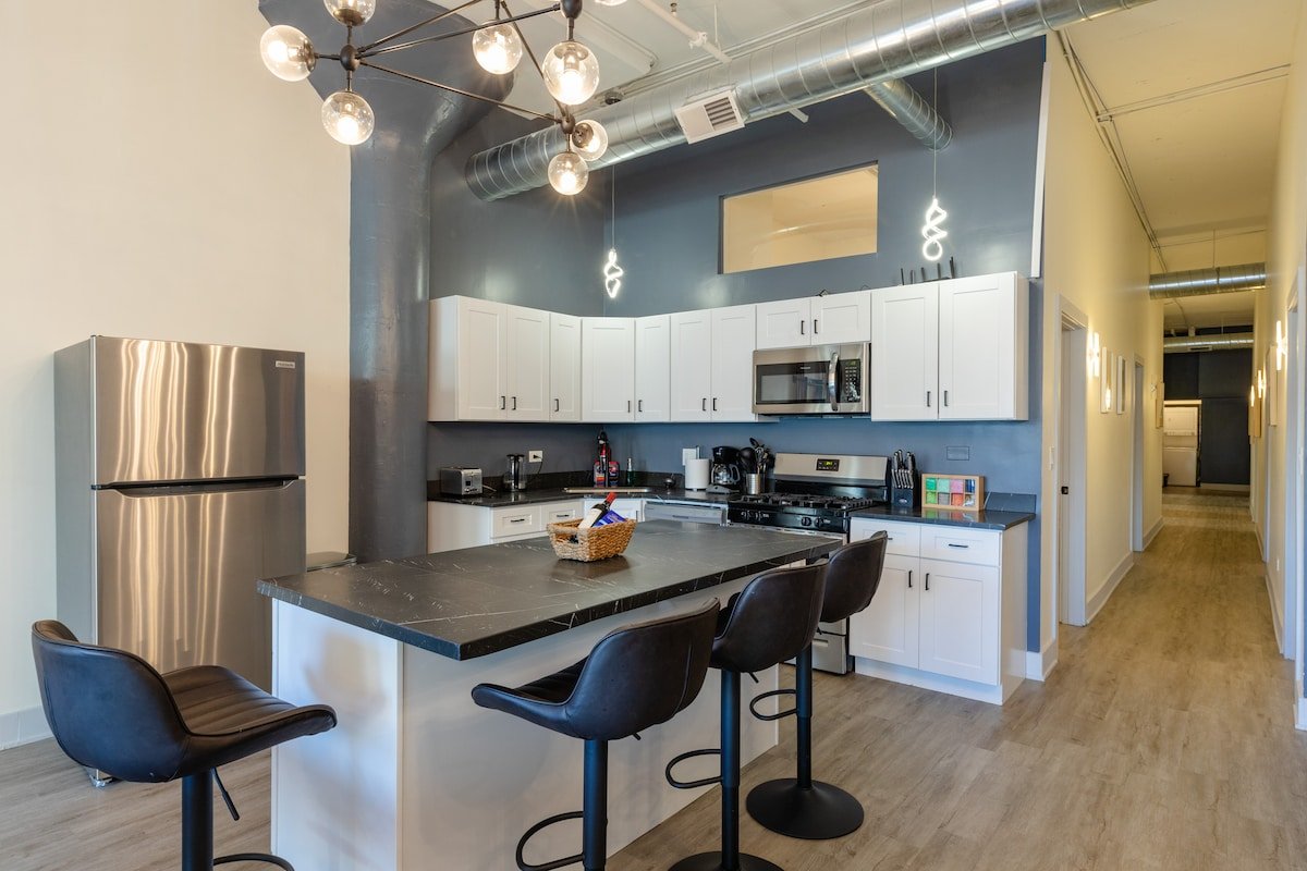 Group-Friendly 5BR Suite Near McCormick |Sleeps 12 gallery image 3