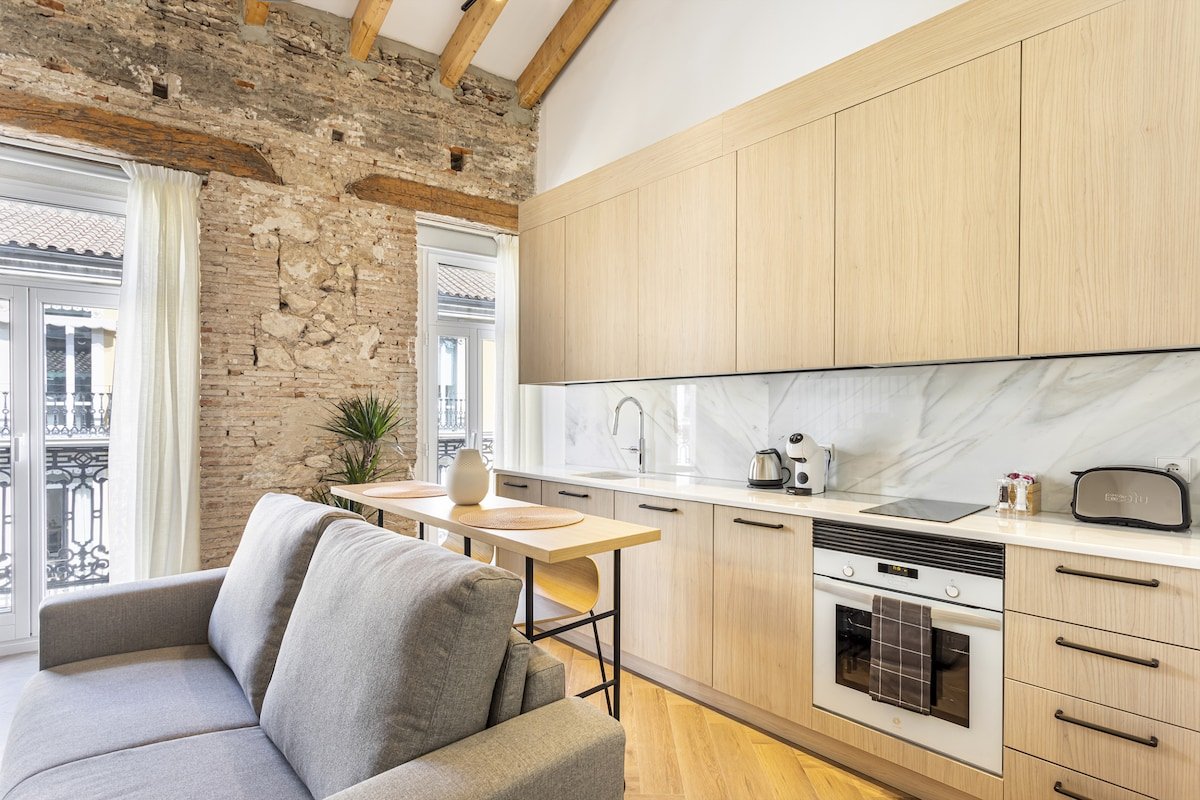 N7. Stunning Duplex in the City Center gallery image 5