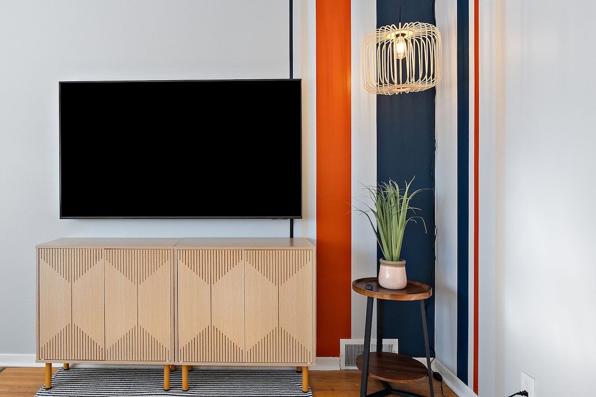 Sleek Scandi 4BR|Free Parking gallery image 4