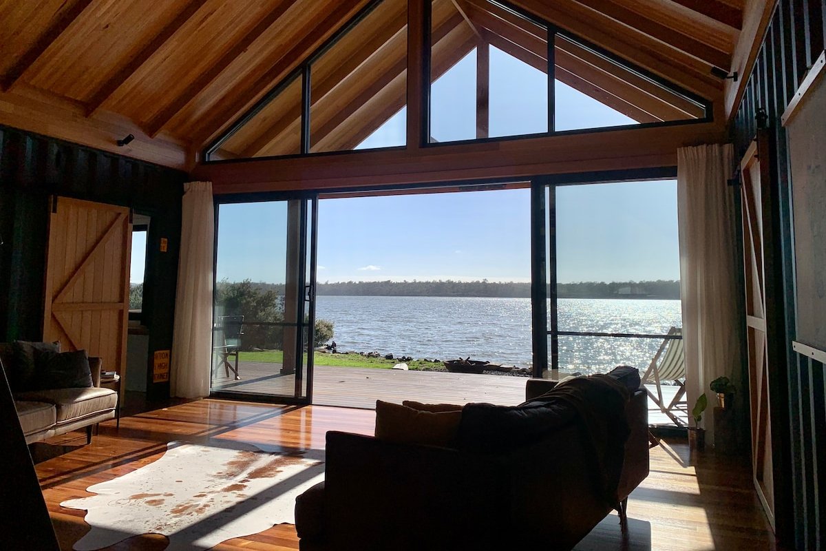 The Doctor‘s – Luxury lakefront container chalet gallery image 3