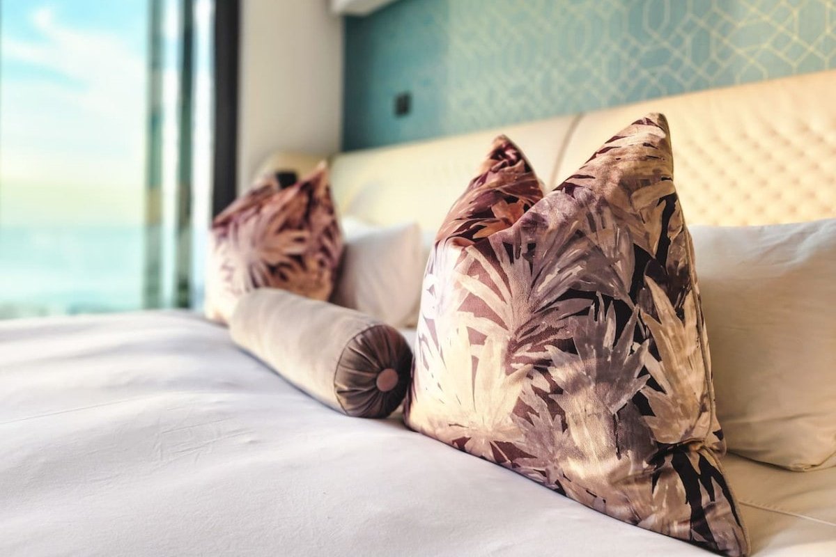 Exquisite luxury In Bantry Bay With Pool gallery image 4