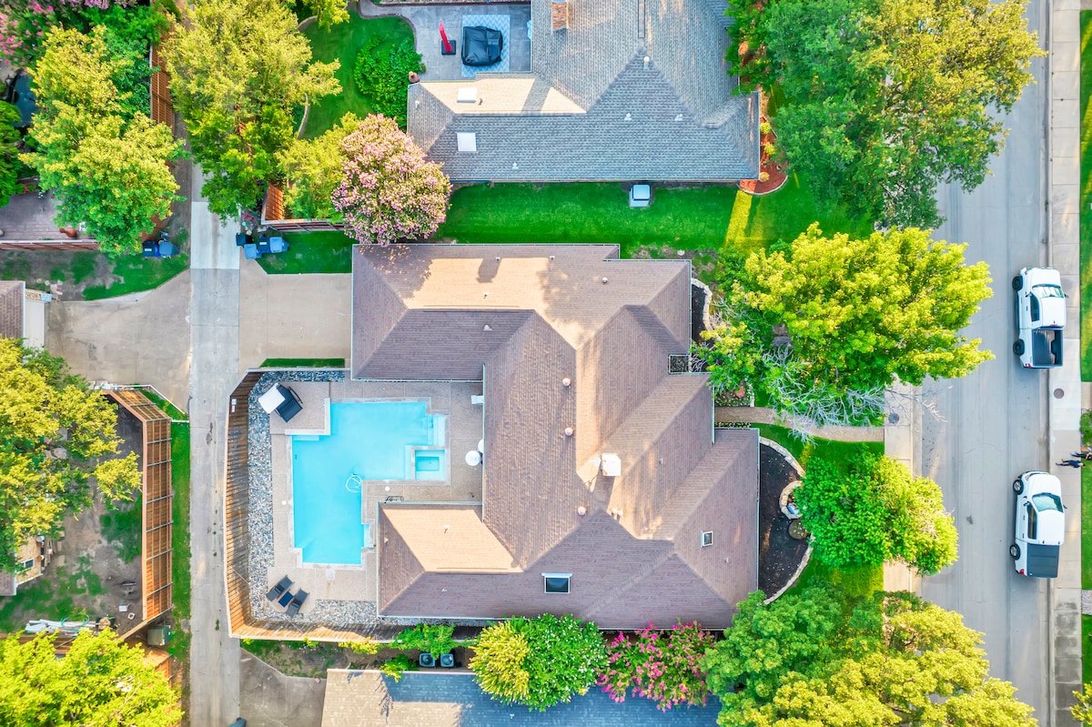 Luxury House with Heated Pool and Spa, 4 Bedrooms gallery image 3