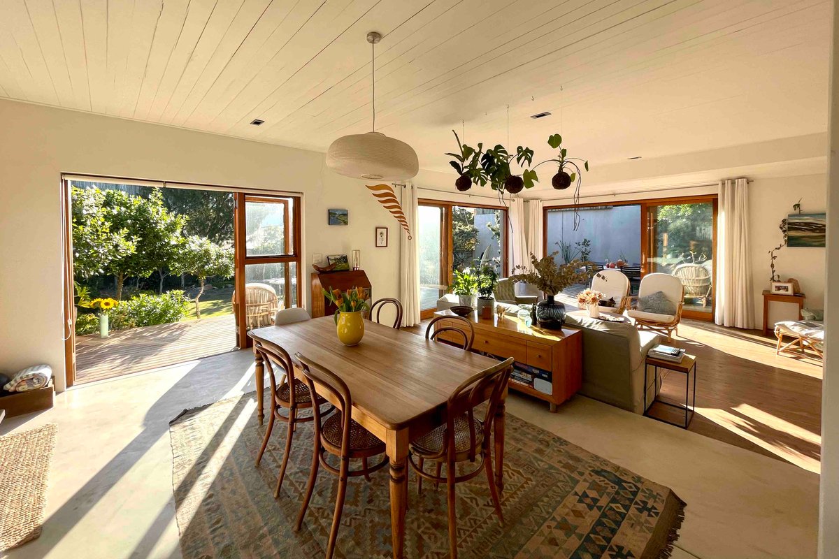 Large sunny open plan stylish home with fab garden