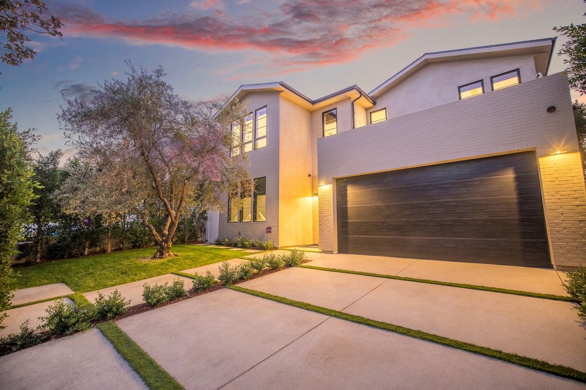 Brand New Luxury Estate -Pool, Office, Guest House gallery image 5