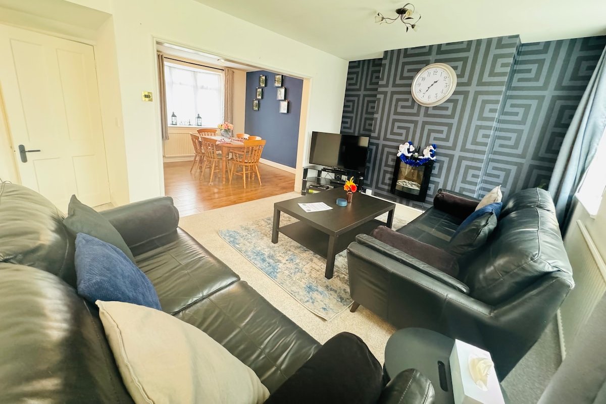 Chic 5 Bedroom House with Private Parking & Garden gallery image 3