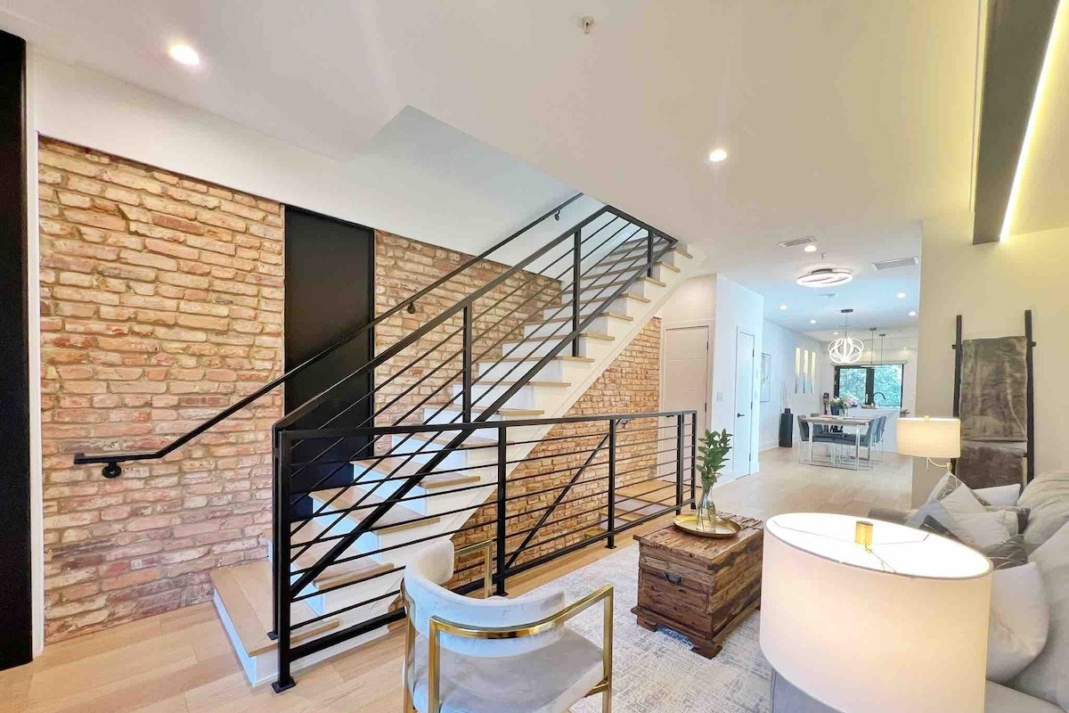 Penthouse condo 2BR/2.5BA w/ Rooftop & Parking gallery image 3