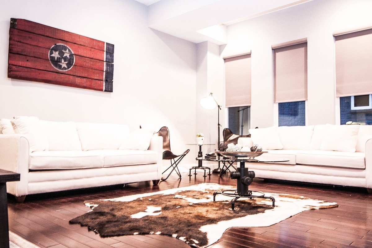 Modern 3 units 5min to DT, 2 Rooftops & Garage! gallery image 3