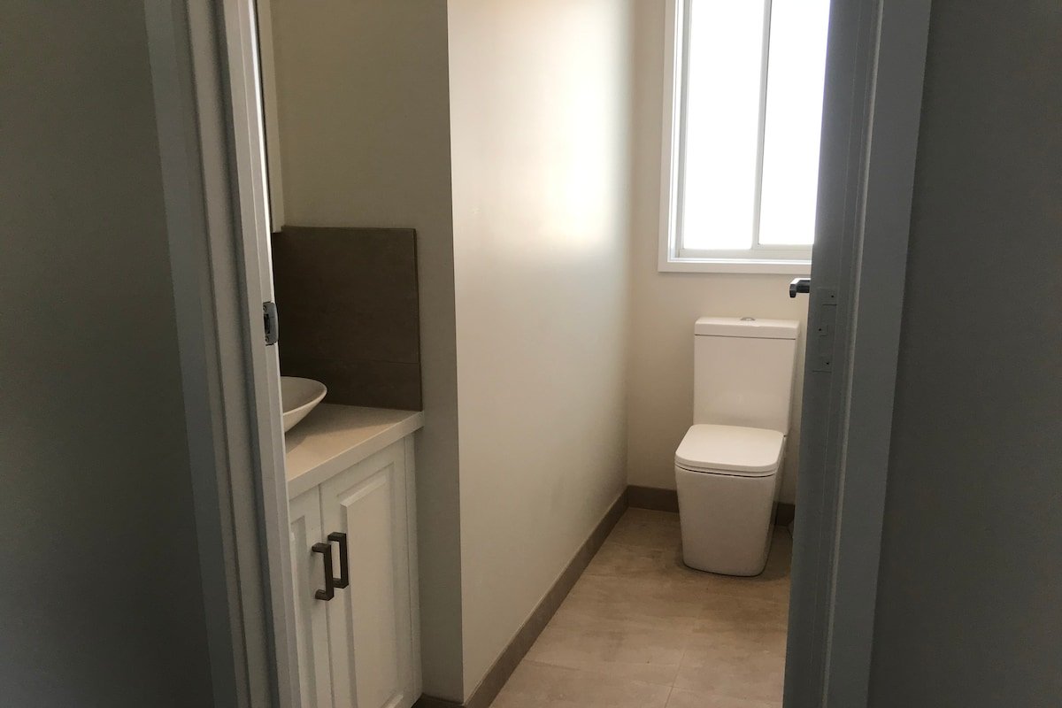 Heart of Torquay , 2 blocks from beach, Sleeps 11 gallery image 5