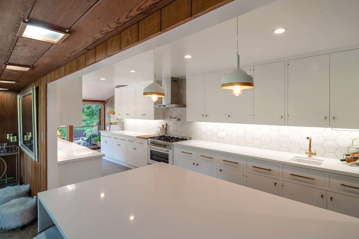 Architectural Gem Mid Century Modern in the Trees gallery image 5