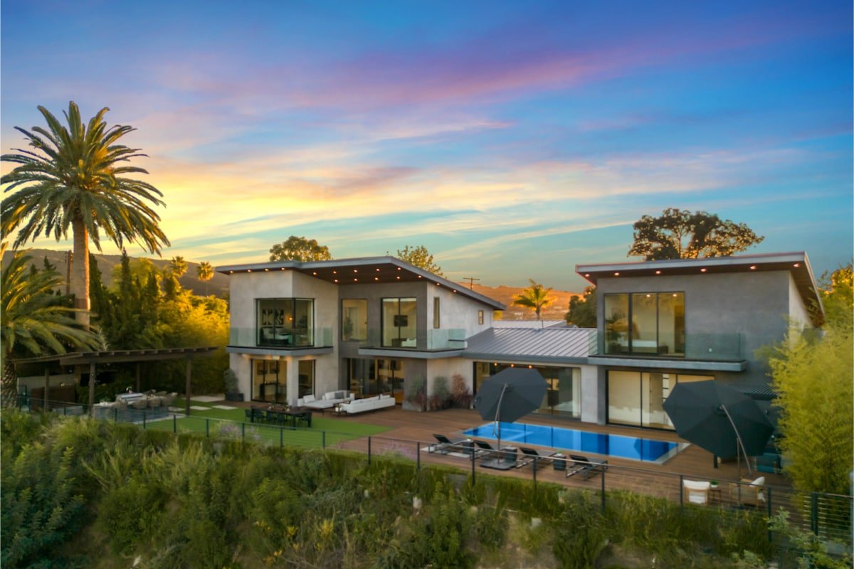 Skyline Luxe Escape w/ Unmatched Views & Serenity gallery image 4