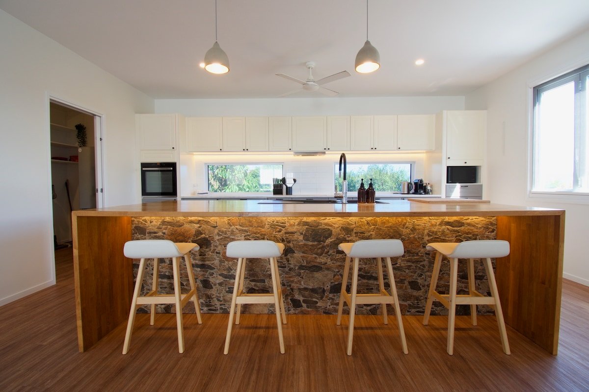 Beachside Entertainer’s Dream | Spacious Luxe Home gallery image 3