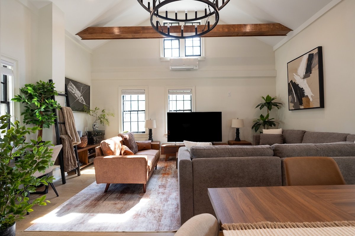 Huge 6BR 3Bath Retreat on College Hill. Rare Find! gallery image 3