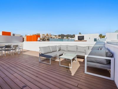 Hollywoodland #3 | Centrally located 3 bed.