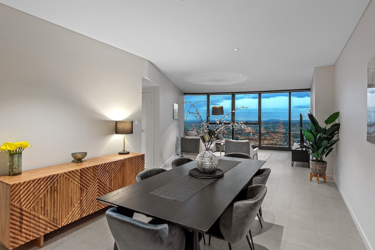 SkyHigh Style ~ 2Bed/2Bath/1Car/VIEWS! ~ CBD gallery image 4