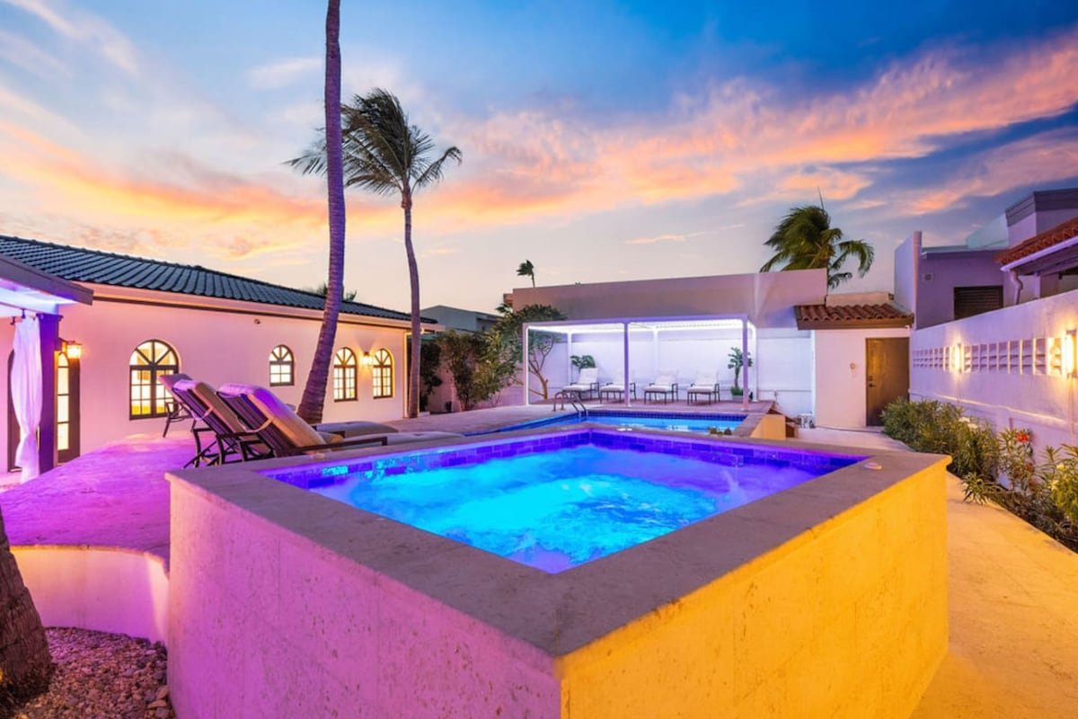 Walk to Palm Beach! 5Bed Hottub w/ Pool | 10people