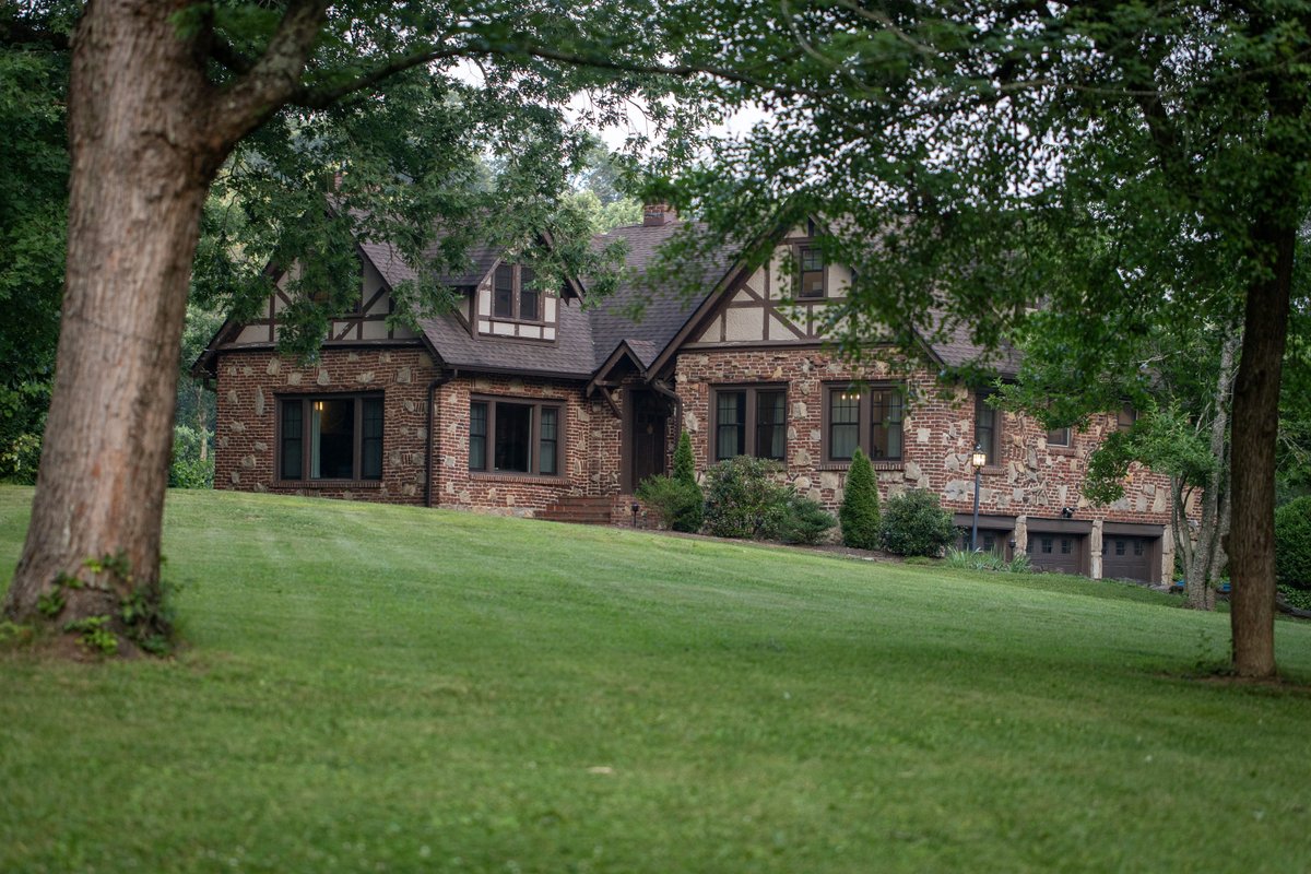 Dog Friendly 5 BR W/ Hot Tub & Fire Pit on 9 Acres