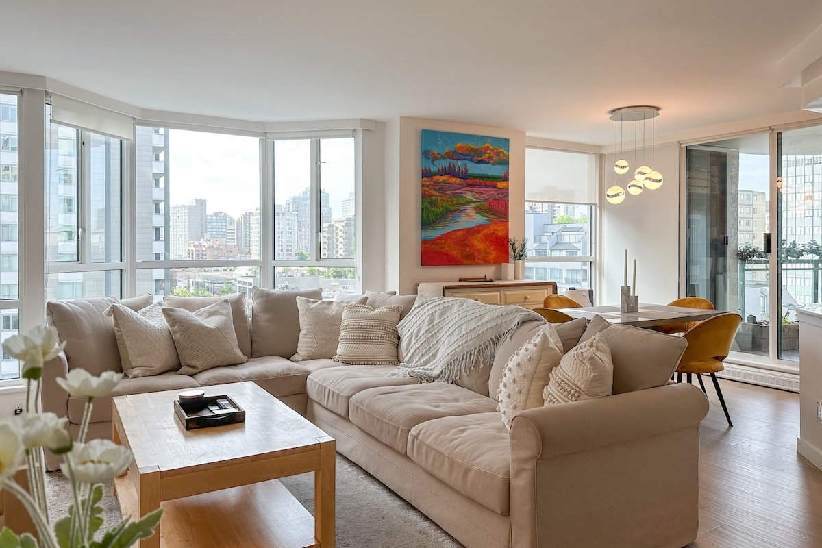 Modern 2BD/2BA Retreat on Robson + Parking gallery image 2