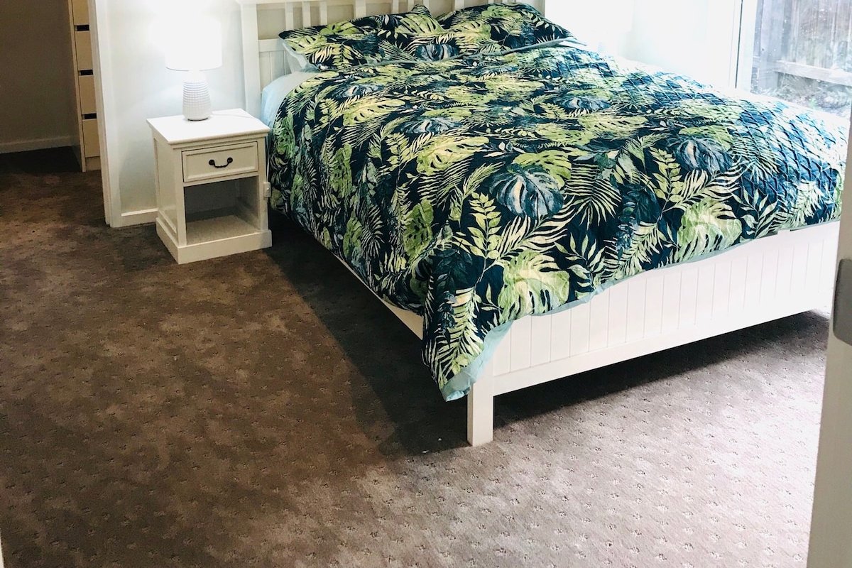 Heart of Torquay , 2 blocks from beach, Sleeps 11 gallery image 4