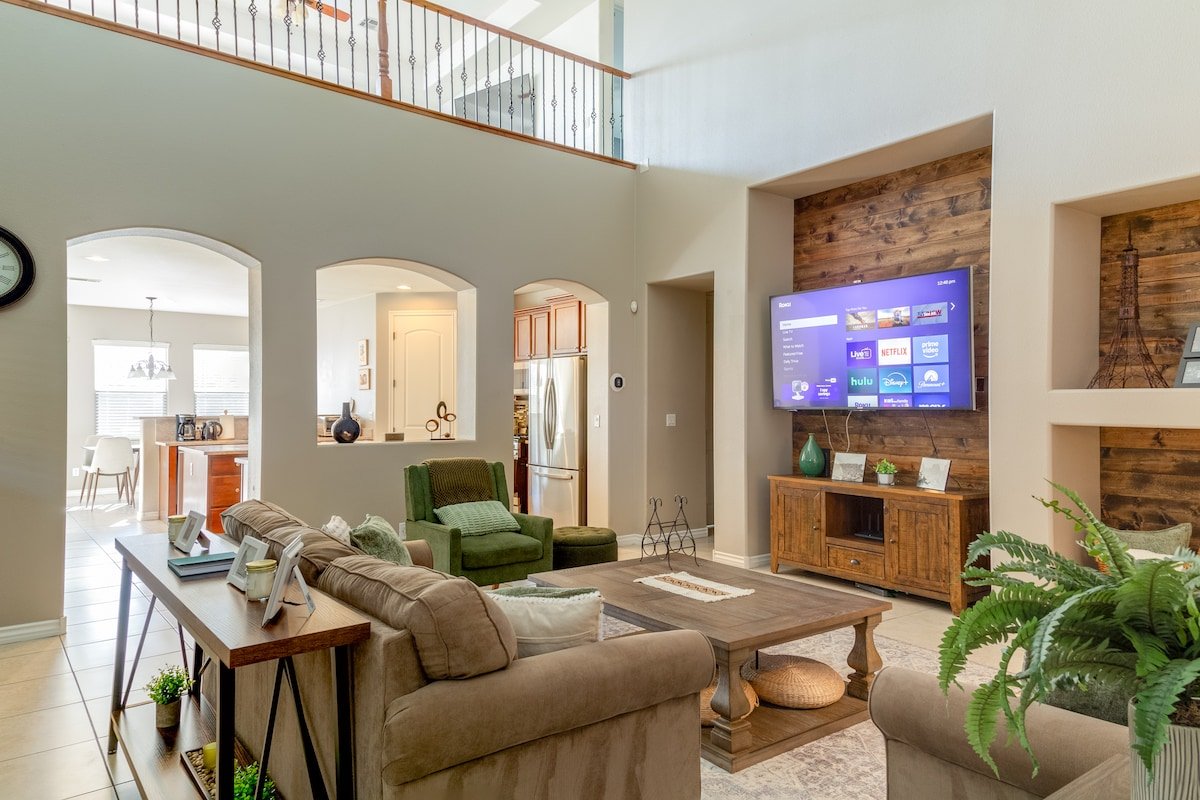 Lux Cozy Oasis 5bd/4.5ba + Pool/Jacuzzi + Game Rm gallery image 2