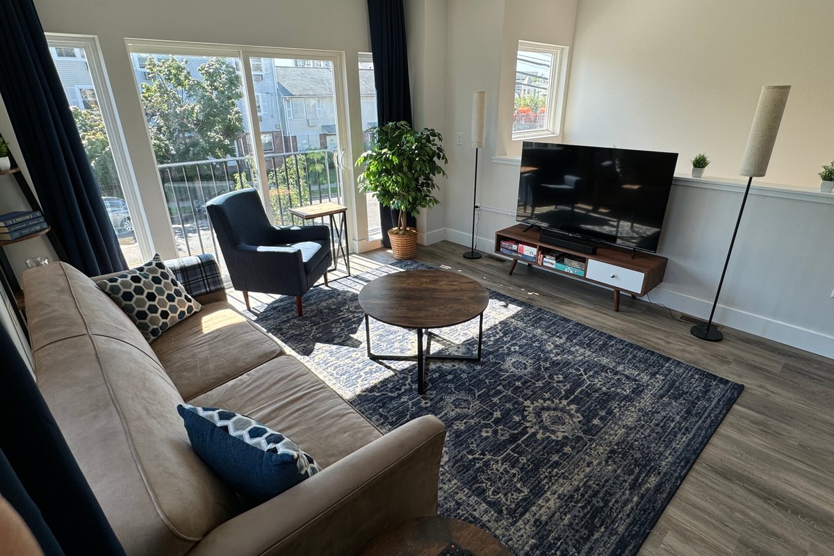 NEW 4BR/2.5 Bath Duplex w. Parking 10 min from EWR