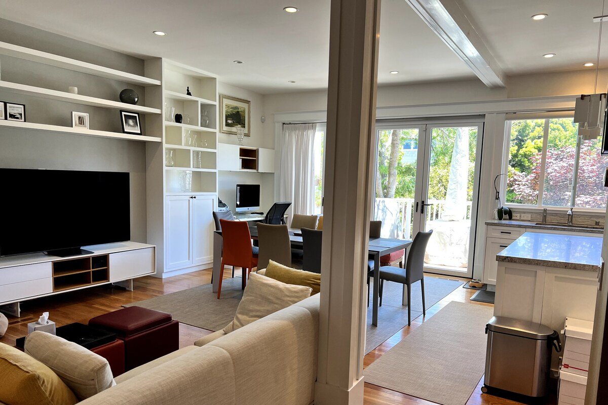 Luxurious modern 5 bed/4.5 bath home near Presidio gallery image 3