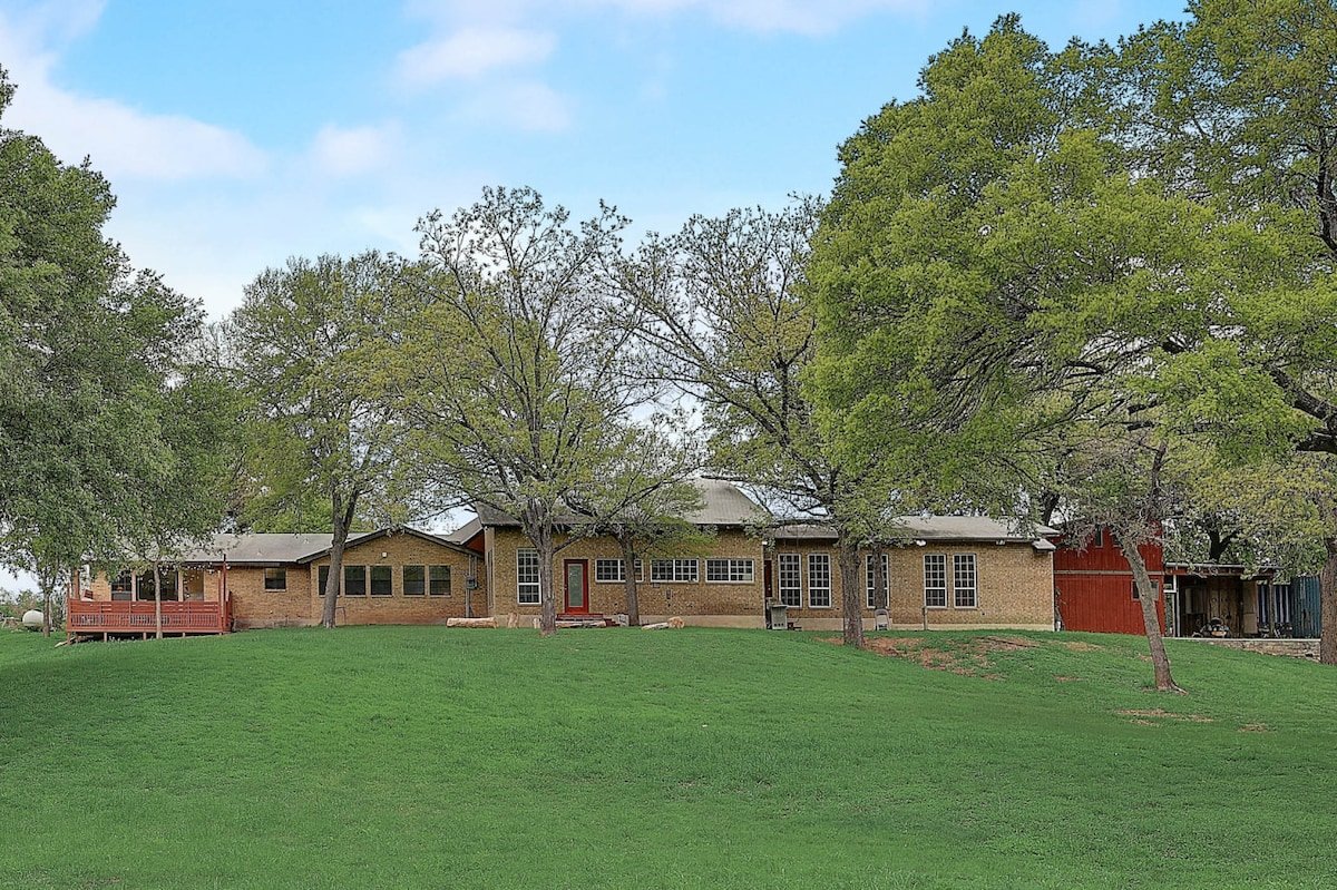 Scenic 5BR Ranch on 3 Acres w/Cinema – Near Austin gallery image 3