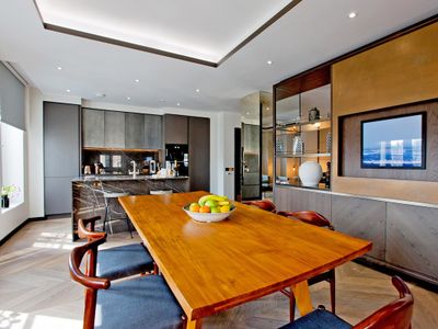 Golden Square Seventeen