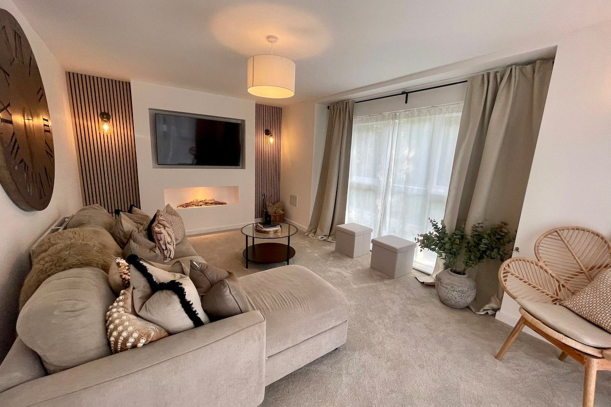 5* Quiet location, free parking, spacious + homely gallery image 3