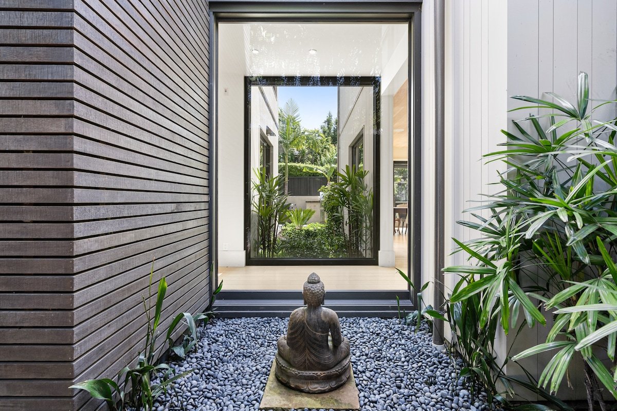 Modern Architectural Oasis in Menlo Park gallery image 5