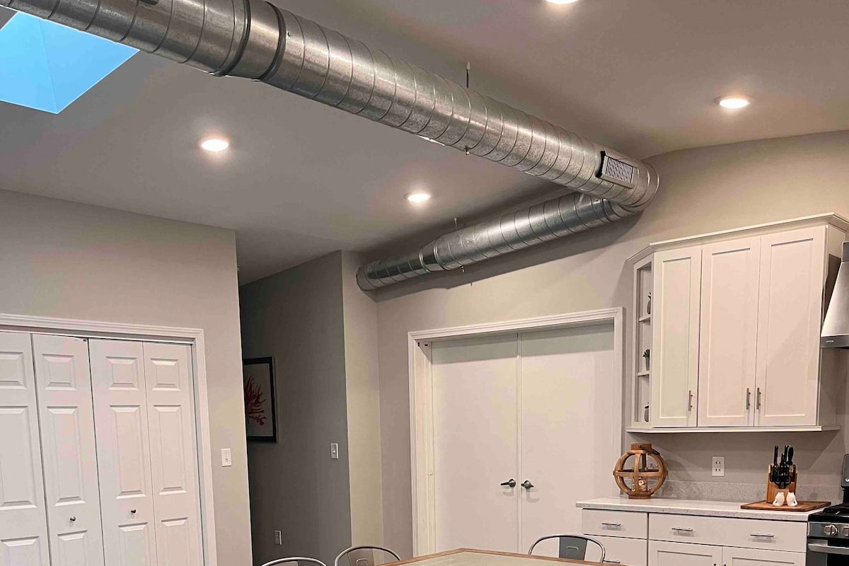 Steps from Beach, Cliff Walk, Minutes to Downtown! gallery image 5