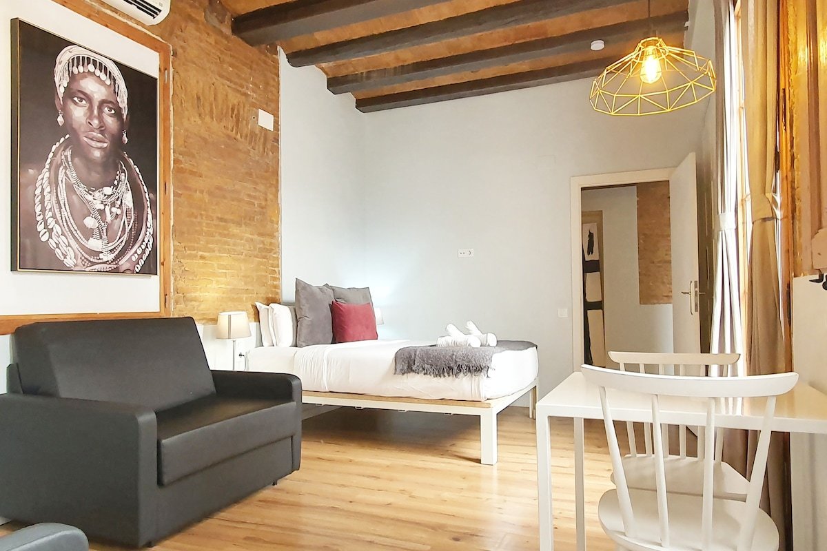 Nice 4 bedroom apt en suite gothic quarter gallery image 3